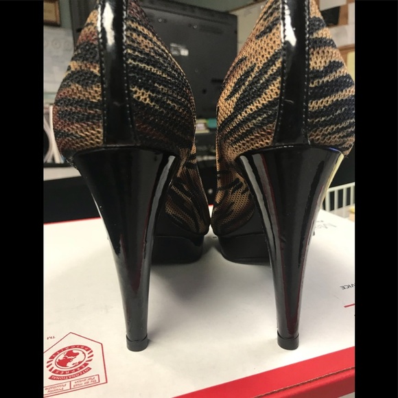 Carlos Santana - Picture 4 of 6